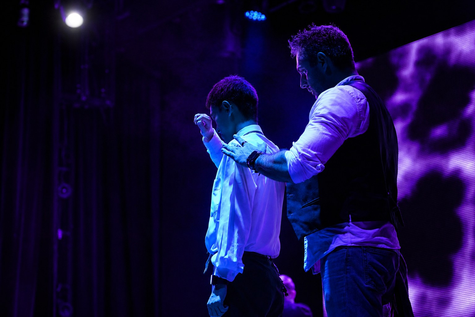 Phoenix guiding a volunteer under during the comedy hypnosis show